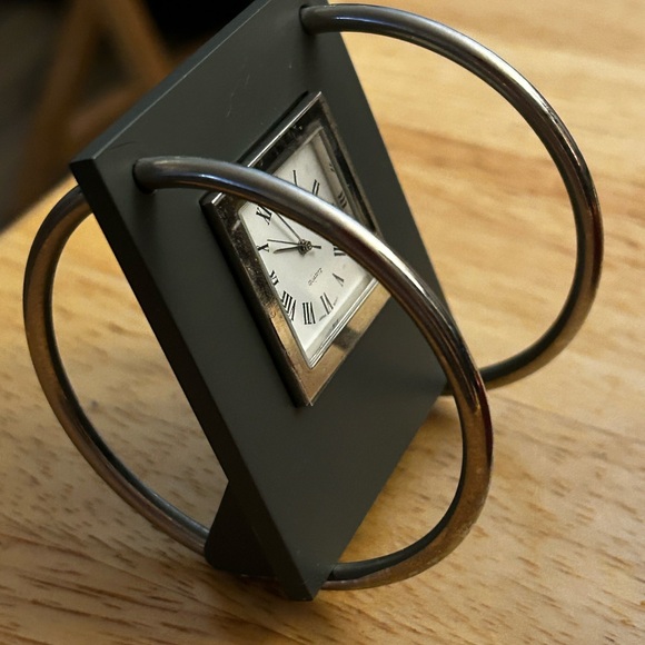 Vintage Quartz Mini Clock - Picture 11 of 13